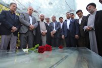 گلباران گلزار شهدا در شیراز همزمان با آغاز هفته دولت